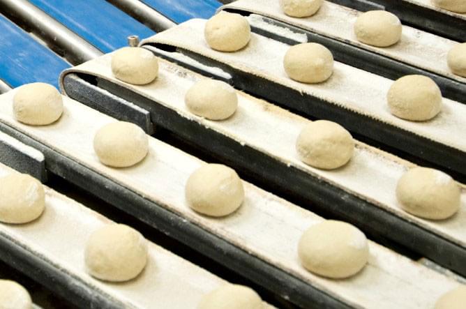 aplicação de correia com cobertura em tecido na fabricação de pães